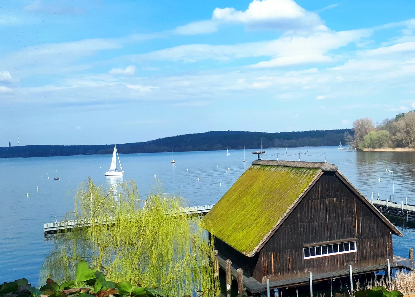 Bootshaus am Ufer von Schwanenwerder mit Blick über das Wasser